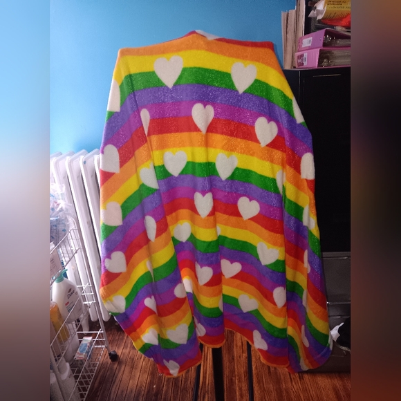 Rainbow Stripped Heart Twin Size Throw Pre-owned - Picture 2 of 6